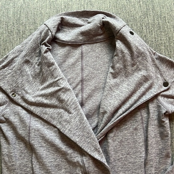 Lululemon cardigan sweatshirt with snap closure at neck - Picture 4 of 6
